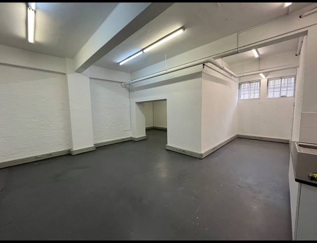 69M² BUSINESS TO LET IN WOODSTOCK